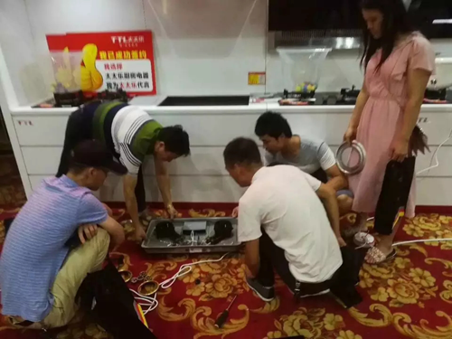 2018太太樂(lè)廚衛(wèi)電器衡陽(yáng)區(qū)域財(cái)富盛宴現(xiàn)場(chǎng)簽約15位新客戶(hù)