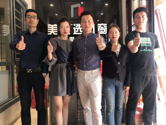 美之選鋁合金門窗千萬級(jí)經(jīng)銷商溫總功績(jī)卓絕，年年高升！