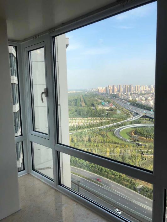 業(yè)主反映剛換完又新又貴的隔熱斷橋鋁門窗，窗臺反倒漏水？