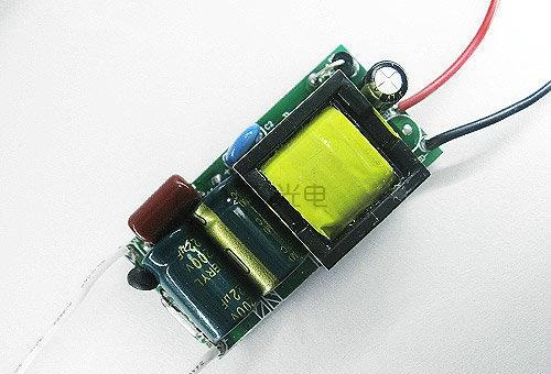 在買LED燈時(shí)，請注意以下的數(shù)據(jù)多參考比較一下
