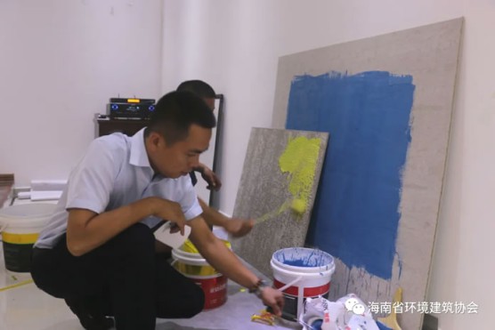 海南環(huán)建協(xié)會(huì)、巴中商會(huì)、堿克瓷磚背膠簽署三方合作協(xié)議