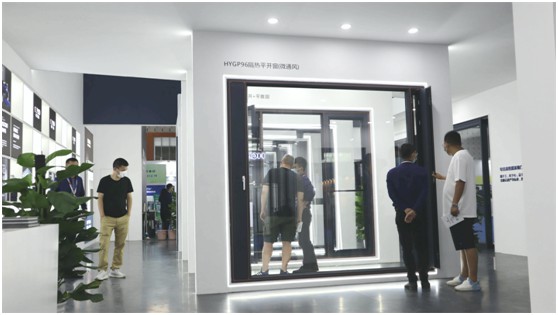展會(huì)進(jìn)行時(shí)丨皇雅門(mén)窗系統(tǒng)南京移門(mén)展首日盛況，現(xiàn)場(chǎng)直擊!